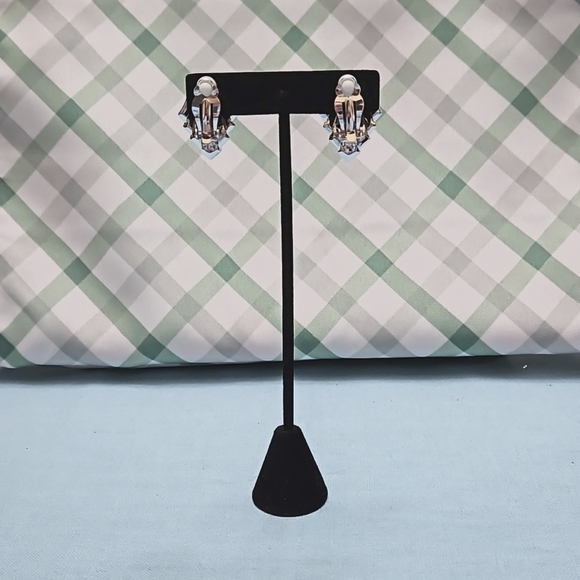 Women's Vintage Art Deco Clip Earrings - Picture 4 of 12